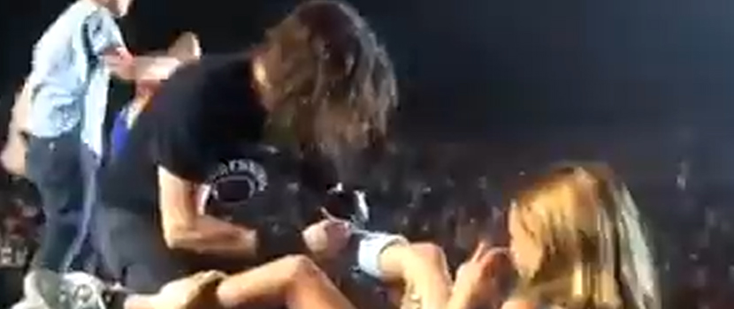 Foo Fighters' Dave Grohl Signs Young Girl's Cast At L.A. Show, Cover Led Zeppelin With Jewel