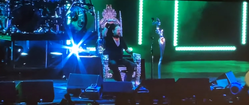 Korn's Jonathan Davis Performing Live With The Aid Of A Throne As He Continues To Struggle With 'COVID After-Effects'