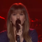 Kelly Clarkson Covers Metallica's "Sad But True"