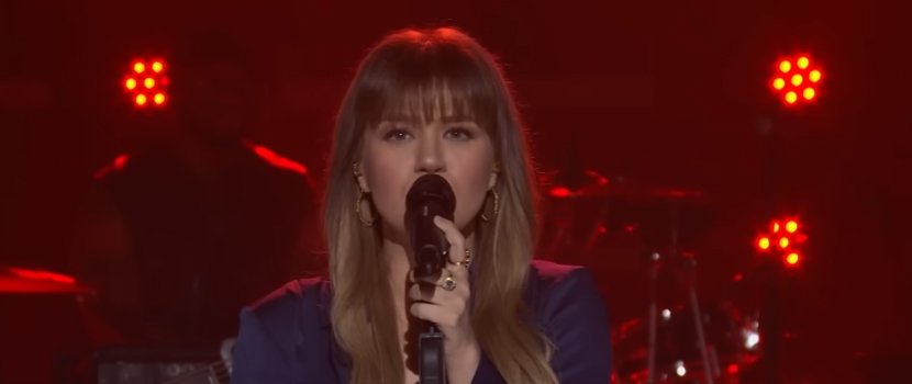 Kelly Clarkson Covers Metallica's "Sad But True"