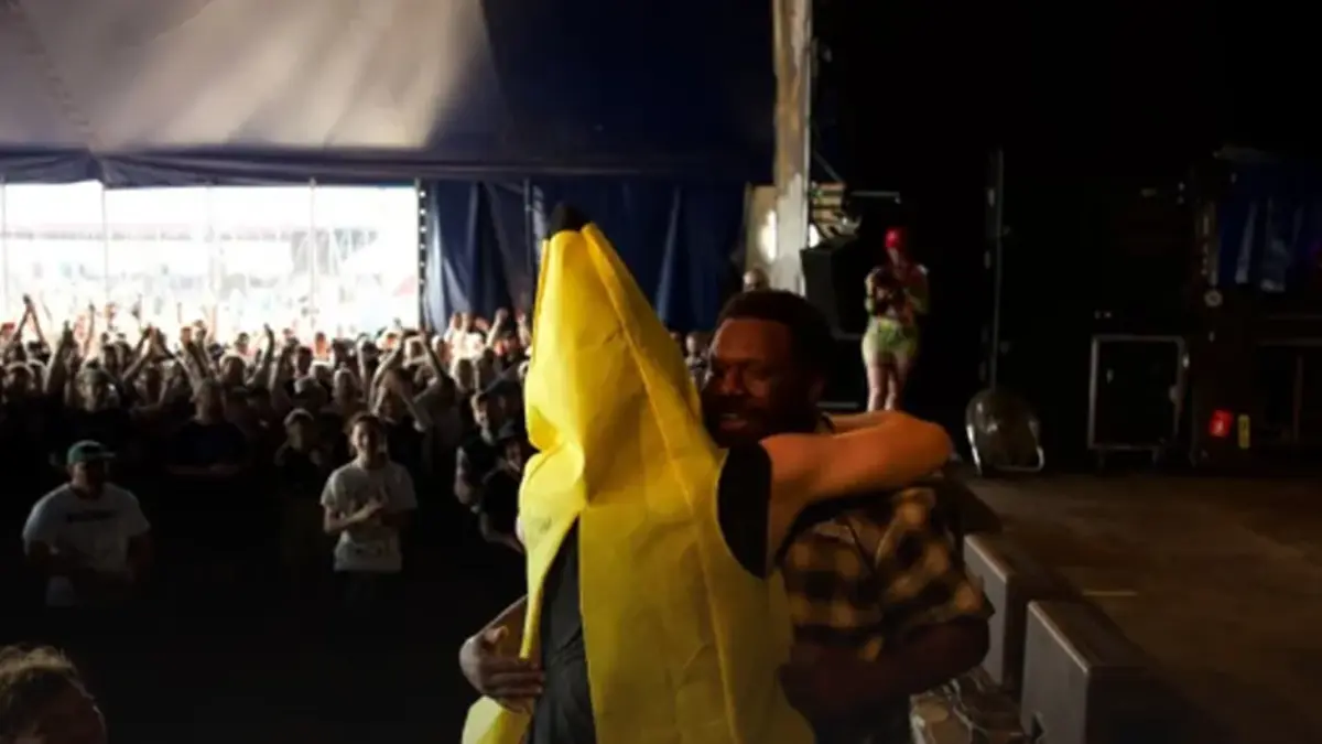 End It Buried The Hatchet With Banana Men Onstage At Yesterday's 'Jera On Air' Performance (Updated) - Theprp.com