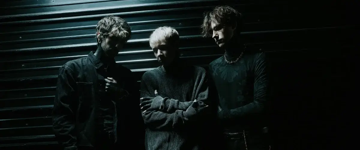 Glasswaves Announce Their Debut Album "While(True)", Premiere "Swarm.ING_" Video
