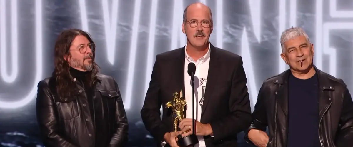 Watch: Nirvana's Surviving Members Unite At MTV's 'VMAS' To Accept 'Video Vanguard Award'