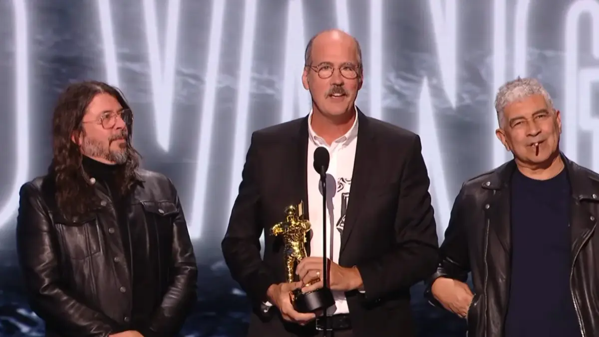 Watch: Nirvana's Surviving Members Unite At MTV's 'VMAS' To Accept 'Video Vanguard Award' - Theprp.com
